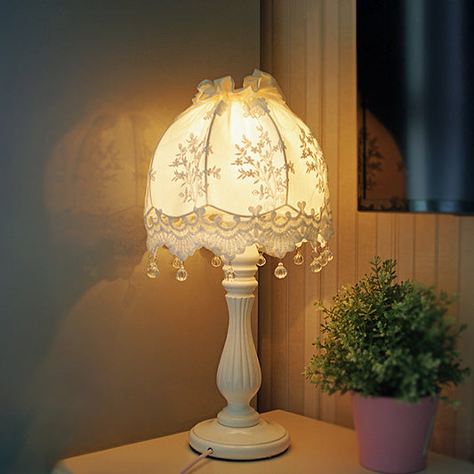 Pastoral Dome Nachttischlampe Stoff 1 Licht Mädchen Schlafzimmer Nachttischlampe in Weiß mit Spitzen Dekor