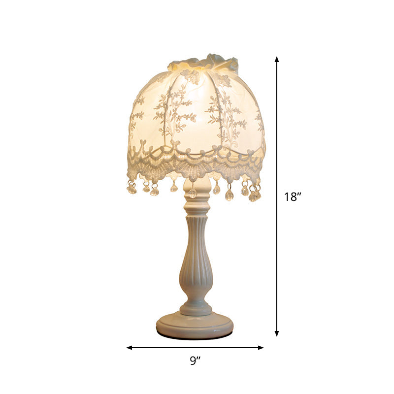 Pastoral Dome Nachttischlampe Stoff 1 Licht Mädchen Schlafzimmer Nachttischlampe in Weiß mit Spitzen Dekor
