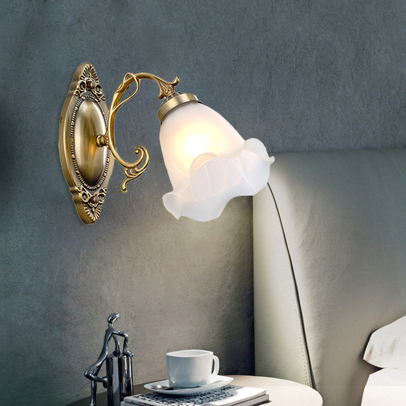 Frendorf | 1 Licht Opal Glas Wandverlichting Idee Traditionele Messing/Bronzen Afwerking Bloem Binnen Wandlamp