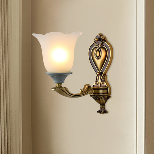 Frendorf | 1/2-Head Wandlamp Traditionele Bloemvorm Opal Glas Boven Wandmontage Lamp Armatuur in Messing