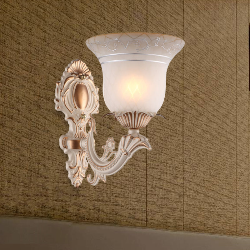 Frendorf | Metalen Beige Wandverlichting Fixture Curvy Arm 1/2-Licht Antieke Wandlamp met Bel Witte Glazen Schaduw