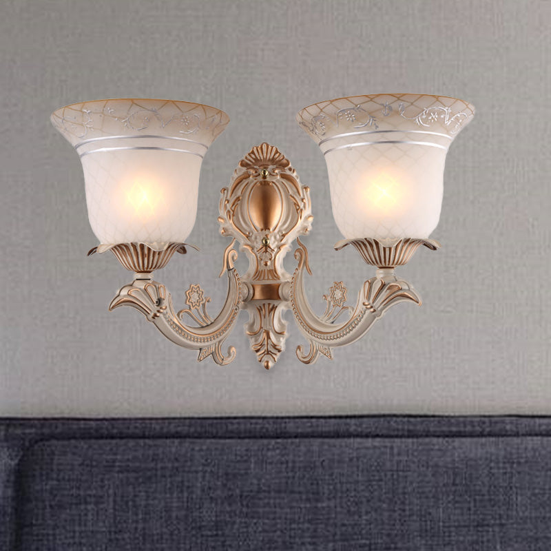 Frendorf | Metalen Beige Wandverlichting Fixture Curvy Arm 1/2-Licht Antieke Wandlamp met Bel Witte Glazen Schaduw