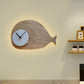 Frendorf | Schwarz/Weiß/Beige Wal Wandbeleuchtung Cartoon Holz LED Wandlampe mit/ohne Uhr in Warm/Weiß Licht
