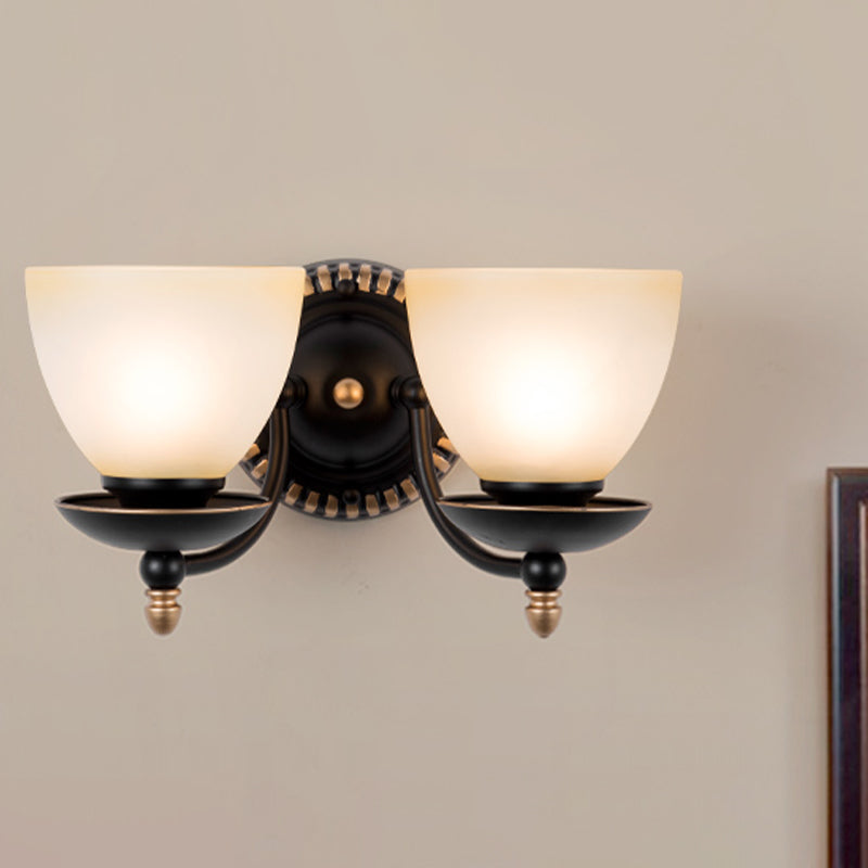 Frendorf | 1/2-Kopf Bud Wandleuchte Traditionelle schwarze gefrostete weiße Glas Wandleuchte für Schlafzimmer