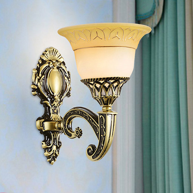 Frendorf | Messing 1/2-Kopf Wandleuchte Klassische Mattglas Ausladende Wandmontierte Lampe für Schlafzimmer