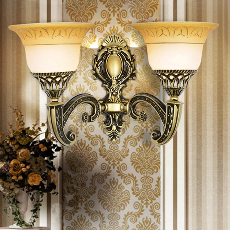 Frendorf | Messing 1/2-Kopf Wandleuchte Klassische Mattglas Ausladende Wandmontierte Lampe für Schlafzimmer