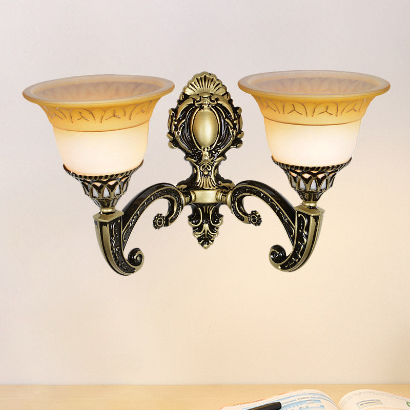 Frendorf | Messing 1/2-Kopf Wandleuchte Klassische Mattglas Ausladende Wandmontierte Lampe für Schlafzimmer