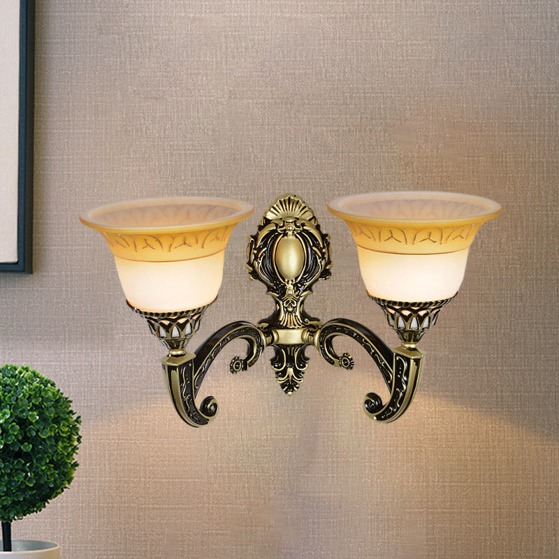 Frendorf | Messing 1/2-Kopf Wandleuchte Klassische Mattglas Ausladende Wandmontierte Lampe für Schlafzimmer