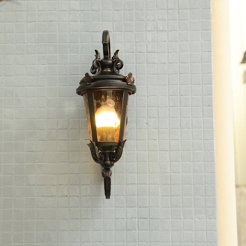 Frendorf | 1-Haupt Wandleuchte Cottage Patio Wandleuchte mit Laterne Amber Dimple Glas Schirm in Schwarz
