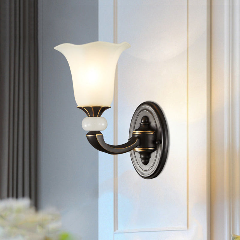 Frendorf | Antiqued Flower Up Wandlamp 1/2-Licht Frosted Glass Wandbevestigde Lamp in Zwart en Goud