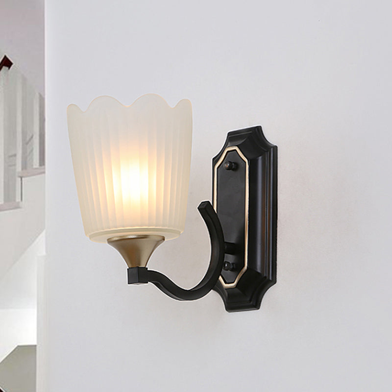 Frendorf | 1/2-Licht Scalloped Cup Wandlamp Vintage Zwarte Afwerking Frosted Glas Muurmontage Lamp