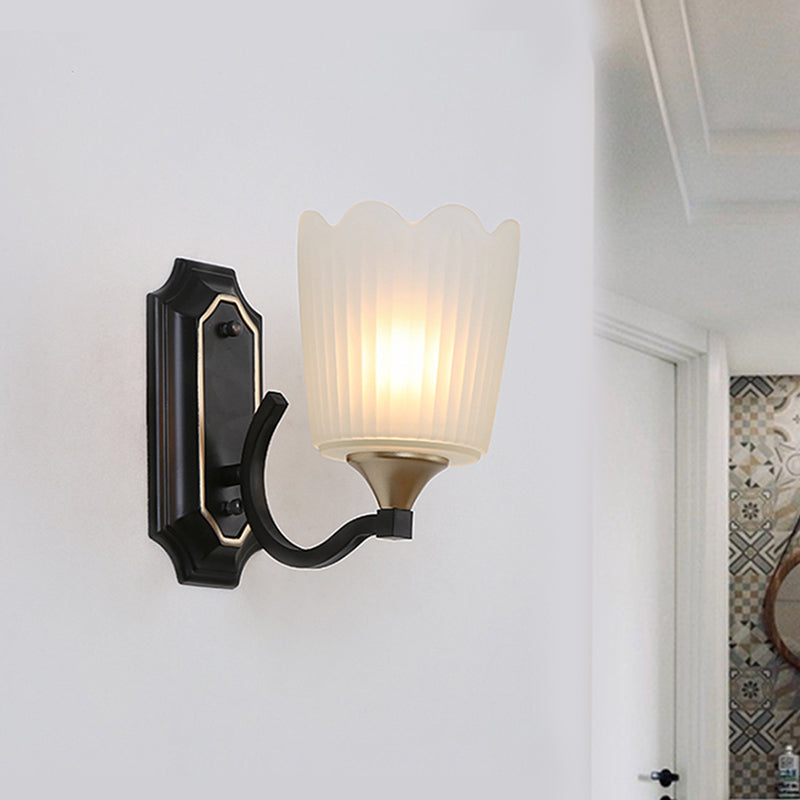 Frendorf | 1/2-Licht Scalloped Cup Wandlamp Vintage Zwarte Afwerking Frosted Glas Muurmontage Lamp