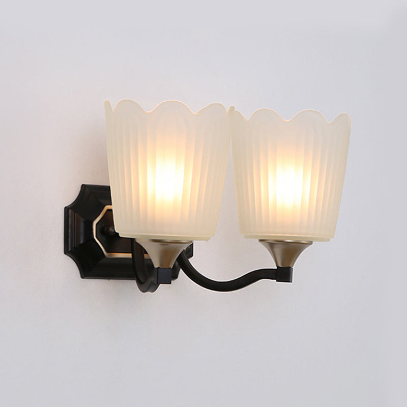 Frendorf | 1/2-Licht Scalloped Cup Wandlamp Vintage Zwarte Afwerking Frosted Glas Muurmontage Lamp
