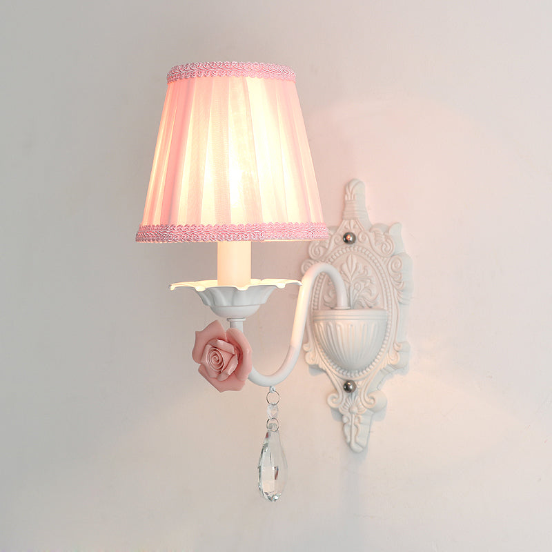 Frendorf | 1/2-Head Geplooide Stof Wandverlichting Pastorale Roze/Blauw Gevlochten Rand Bedlamp met Rozen Decor