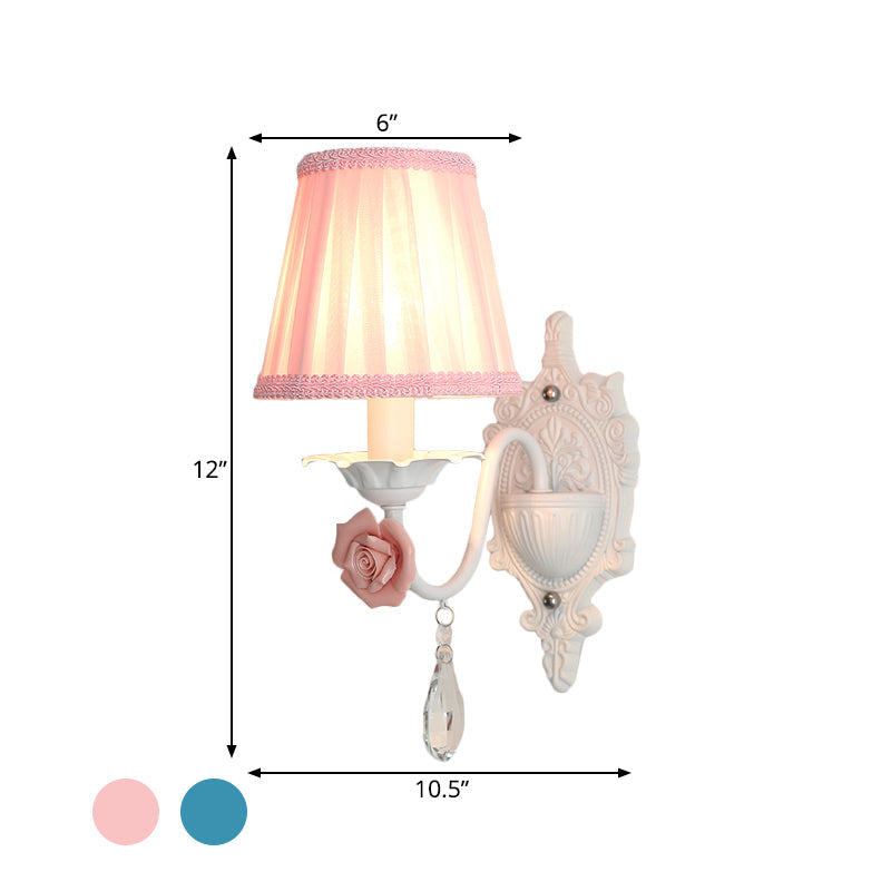 Frendorf | 1/2-Head Geplooide Stof Wandverlichting Pastorale Roze/Blauw Gevlochten Rand Bedlamp met Rozen Decor