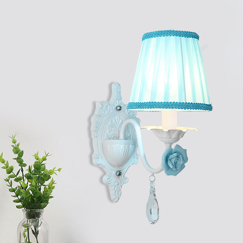Frendorf | 1/2-Head Geplooide Stof Wandverlichting Pastorale Roze/Blauw Gevlochten Rand Bedlamp met Rozen Decor