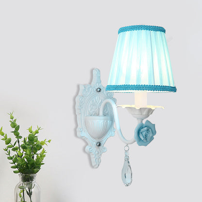 Frendorf | 1/2-Head Geplooide Stof Wandverlichting Pastorale Roze/Blauw Gevlochten Rand Bedlamp met Rozen Decor