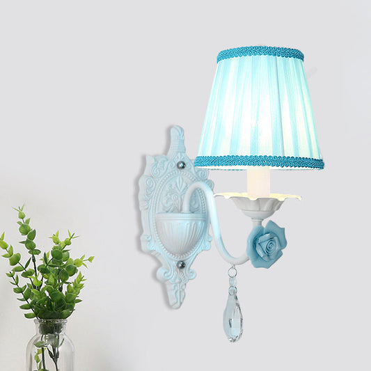 Frendorf | 1/2-Head Geplooide Stof Wandverlichting Pastorale Roze/Blauw Gevlochten Rand Bedlamp met Rozen Decor