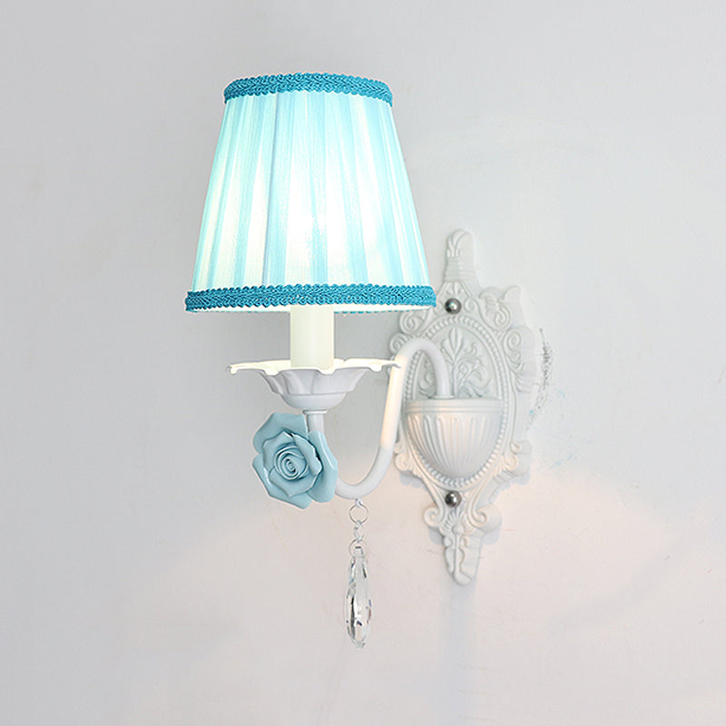 Frendorf | 1/2-Head Geplooide Stof Wandverlichting Pastorale Roze/Blauw Gevlochten Rand Bedlamp met Rozen Decor
