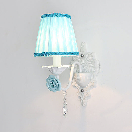 Frendorf | 1/2-Head Geplooide Stof Wandverlichting Pastorale Roze/Blauw Gevlochten Rand Bedlamp met Rozen Decor