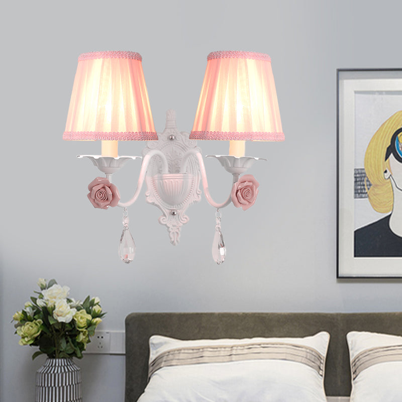 Frendorf | 1/2-Head Geplooide Stof Wandverlichting Pastorale Roze/Blauw Gevlochten Rand Bedlamp met Rozen Decor