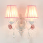 Frendorf | 1/2-Head Geplooide Stof Wandverlichting Pastorale Roze/Blauw Gevlochten Rand Bedlamp met Rozen Decor