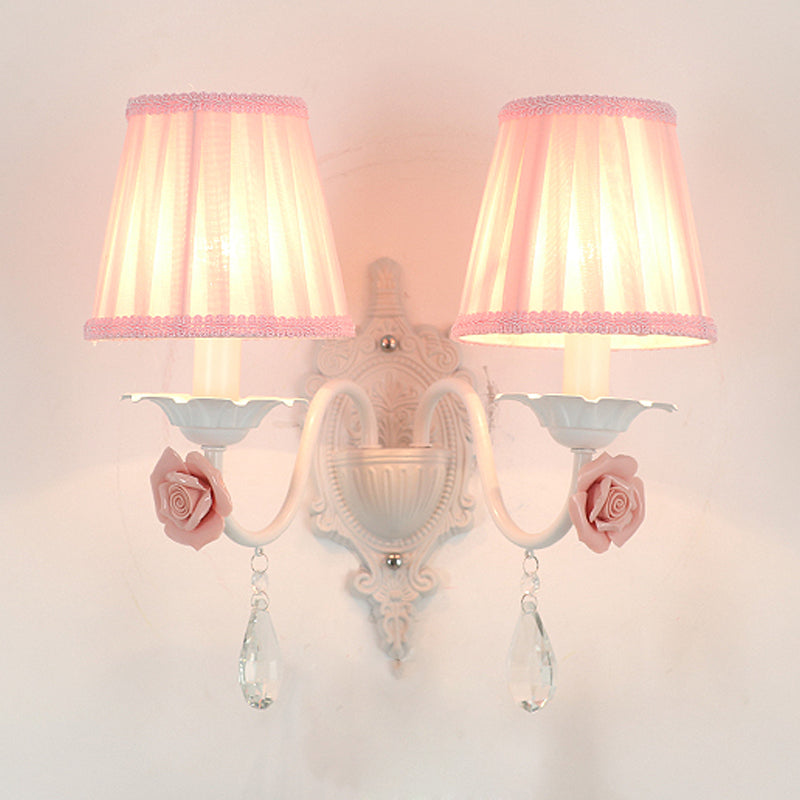 Frendorf | 1/2-Head Geplooide Stof Wandverlichting Pastorale Roze/Blauw Gevlochten Rand Bedlamp met Rozen Decor