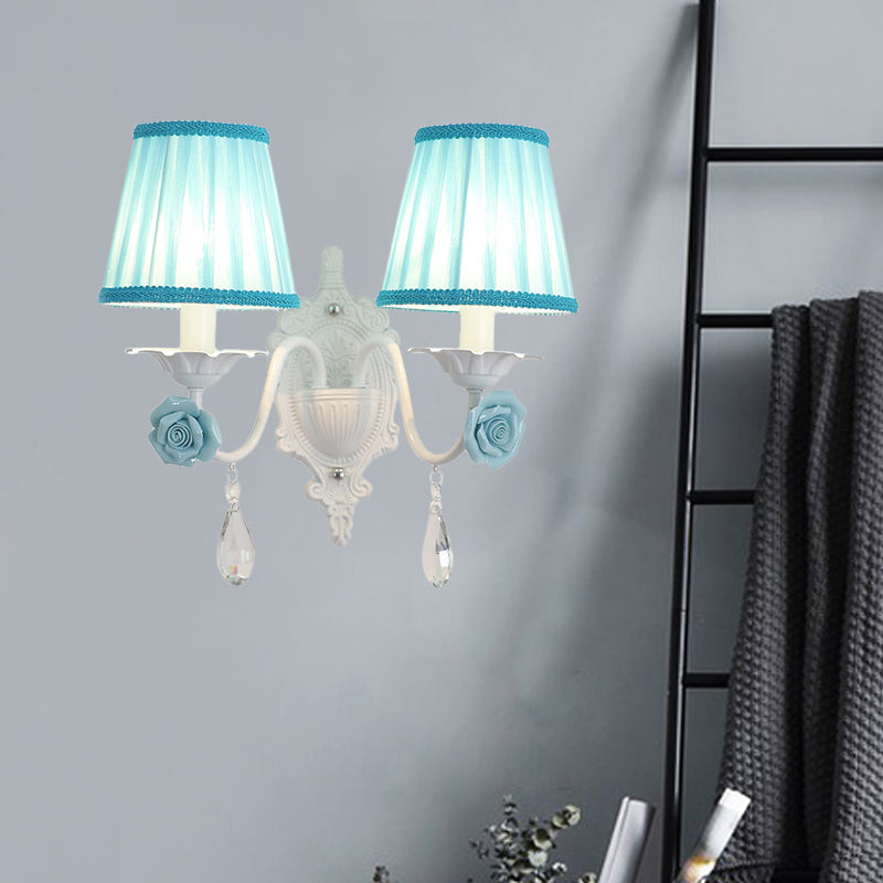 Frendorf | 1/2-Head Geplooide Stof Wandverlichting Pastorale Roze/Blauw Gevlochten Rand Bedlamp met Rozen Decor