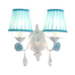 Frendorf | 1/2-Head Geplooide Stof Wandverlichting Pastorale Roze/Blauw Gevlochten Rand Bedlamp met Rozen Decor