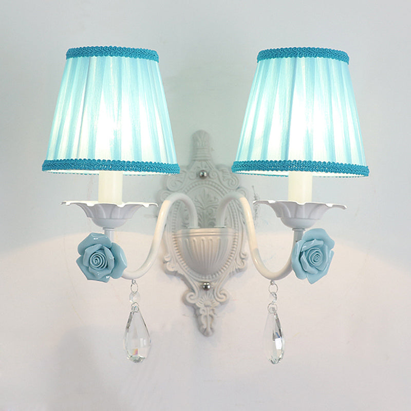 Frendorf | 1/2-Head Geplooide Stof Wandverlichting Pastorale Roze/Blauw Gevlochten Rand Bedlamp met Rozen Decor