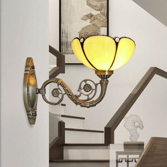 Frendorf | Bronze 1 Licht Wandsconce Licht Barok Beigekleurige Glazen Gekartelde Wandlamp met Gebogen Arm
