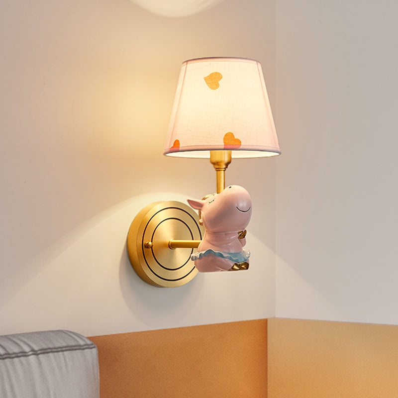 Frendorf | Resin Paard Wandlamp Cartoon 1-Kop Gouden Muurverlichtingsarmatuur met Emmer Stoffen Lampenkap