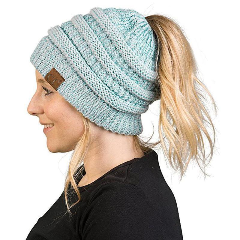 Frendorf | Weiche Gestrickte Pferdeschwanz-Mütze  Mit Zöpfen Loch
