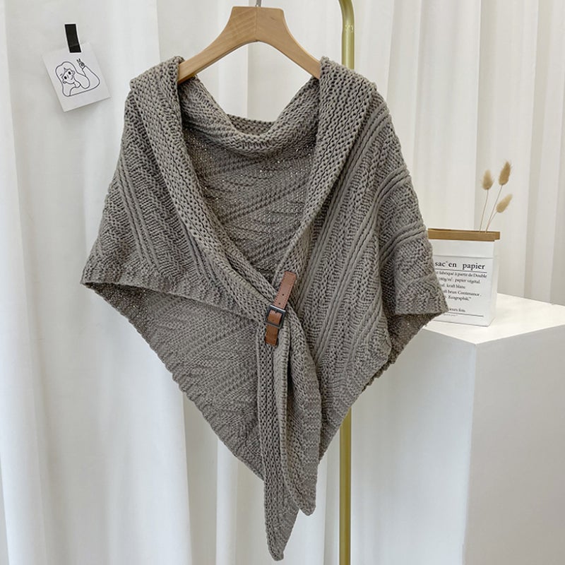 Frendorf | Dreieckiger Strickschal mit Leder-Schlaufe