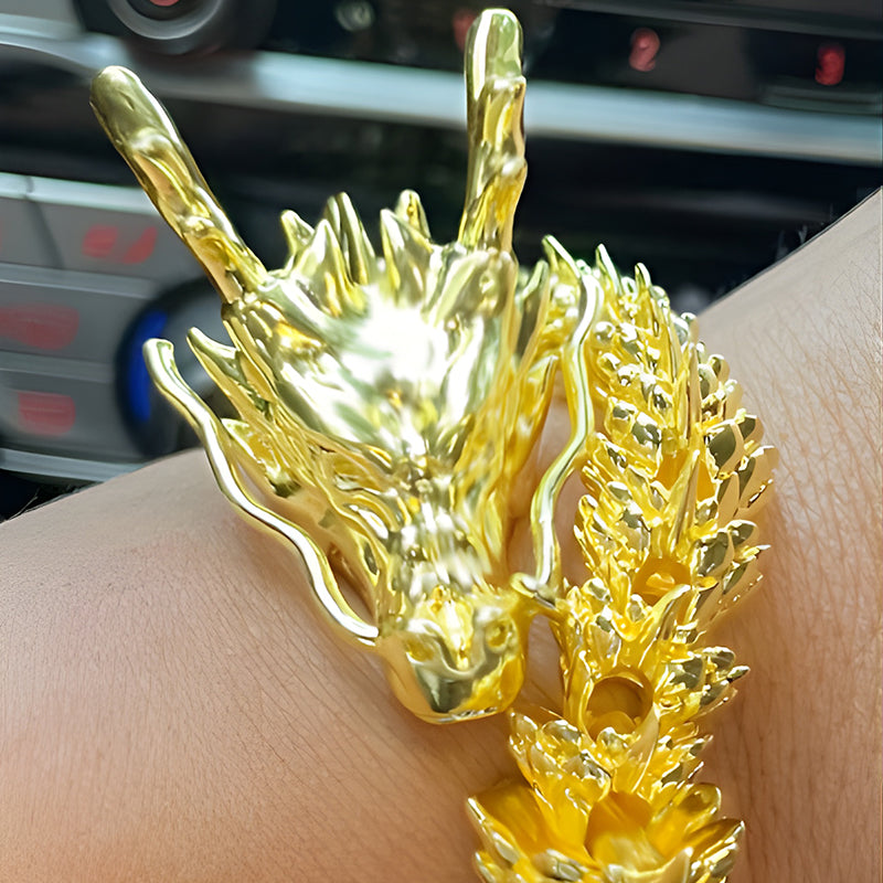 Goldener Drache mit beweglichen Gelenken