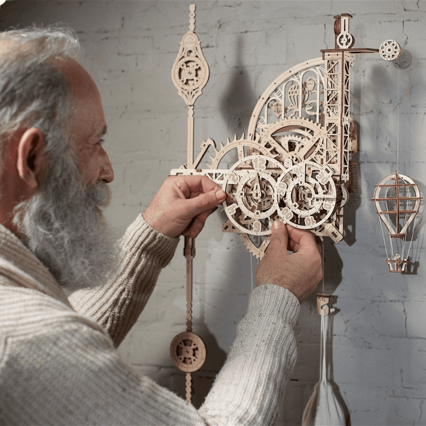 Frendorf | Aero Wanduhr mit Pendel
