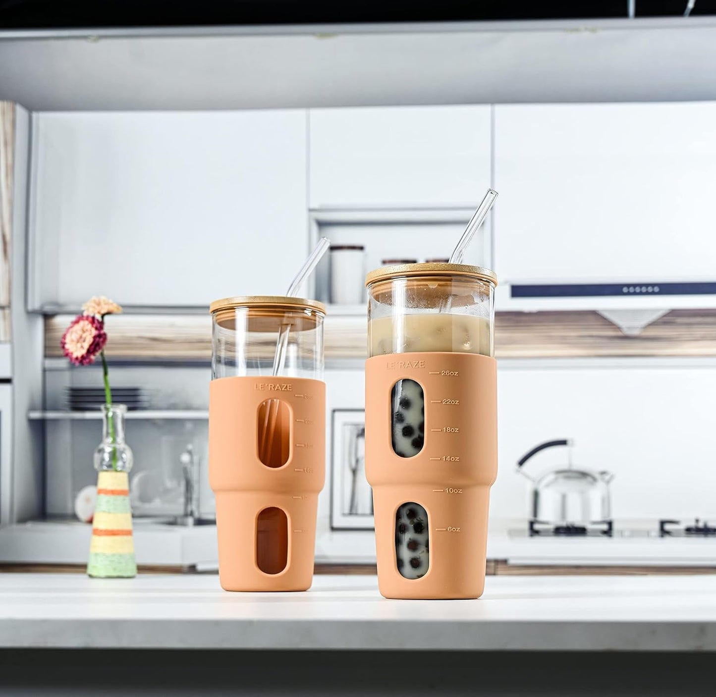 Frendorf | 32Oz Trinkglas Tumbler mit Bambusdeckel und Strohhalm - Silikonhülle - Passt in den Getränkehalter im Auto - Wiederverwendbarer Boba-Smoothie-Becher, auslaufsichere Reisewasserflasche, Iced Coffee Tumbler, BPA-frei - Amber.