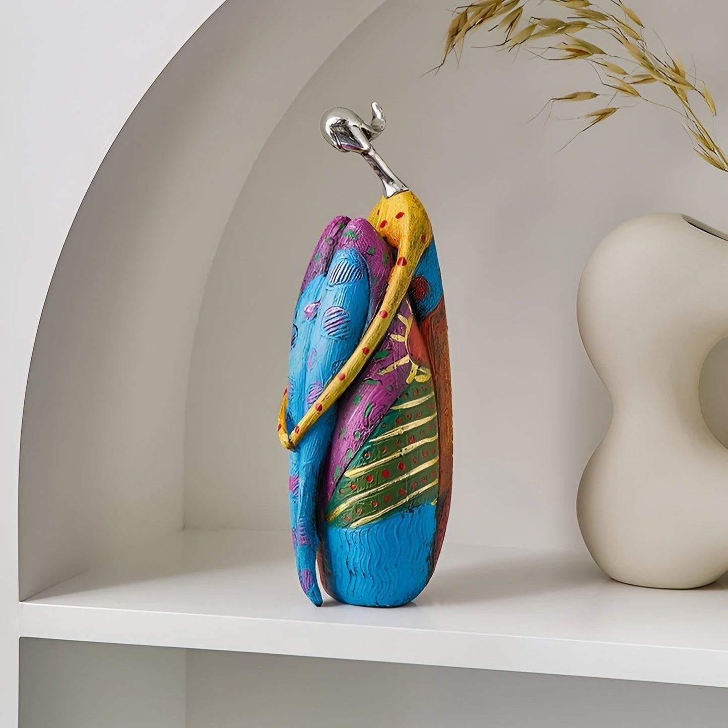 Frendorf | SculptaLume – Elegante Harzstatue für stilvolle Wohnkultur