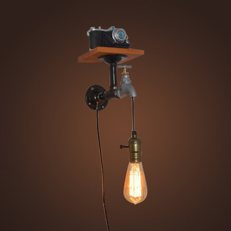 Frendorf | Industrielle Wasserhahn-Wandlampe mit offener Glühbirne und Kamera-Dekor 1 Licht Metall Wandleuchte in Schwarz