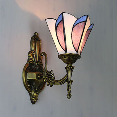 Frendorf | Tiffany Accent Wandlamp met Cone Shade Gevuld Glas 1 Kop Wandverlichting in Messing