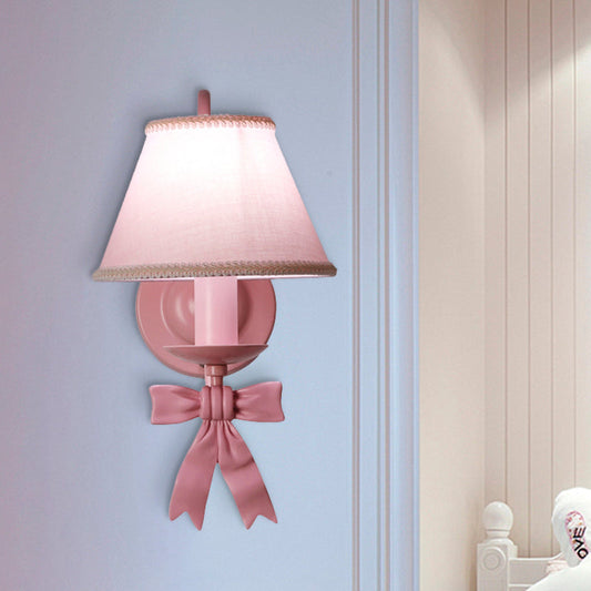 Frendorf | 1/2-Licht Schlafzimmer Wandmontierte Lampe Macaron Pink Finish Bogen Wandlampe mit konischem Stoffschirm