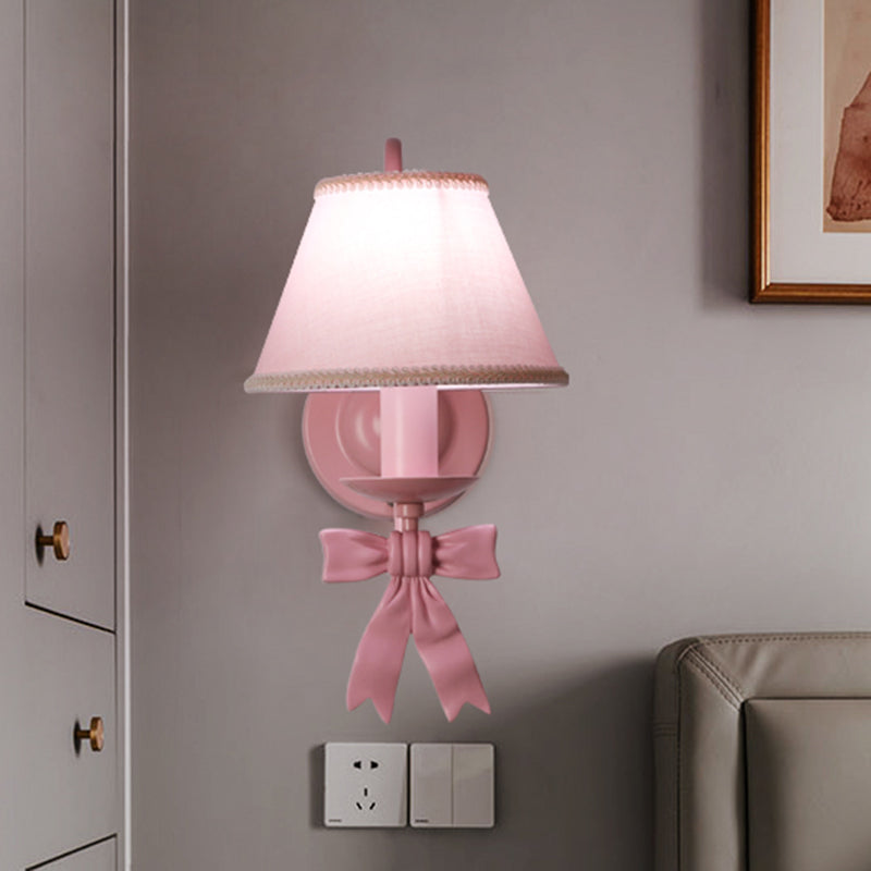 Frendorf | 1/2-Licht Schlafzimmer Wandmontierte Lampe Macaron Pink Finish Bogen Wandlampe mit konischem Stoffschirm
