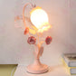 Wellenschliff Opalglas Tischleuchte Romantische Pastoral 1 Kopf Schlafzimmer Nachttischlampe mit Rose in Pink/Blau/Weiß