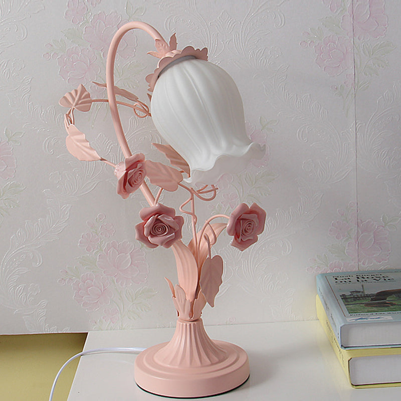 Wellenschliff Opalglas Tischleuchte Romantische Pastoral 1 Kopf Schlafzimmer Nachttischlampe mit Rose in Pink/Blau/Weiß