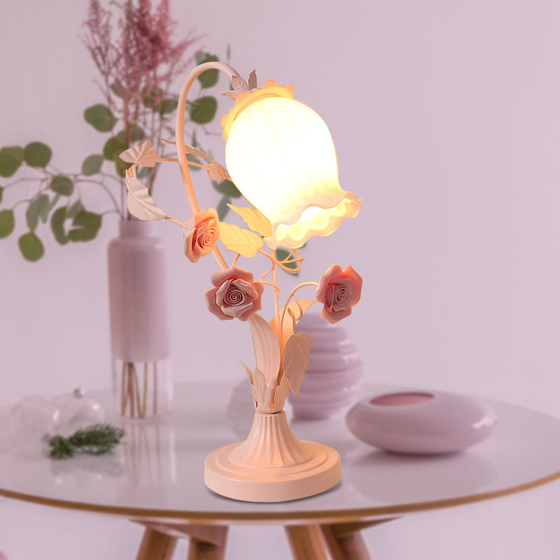 Wellenschliff Opalglas Tischleuchte Romantische Pastoral 1 Kopf Schlafzimmer Nachttischlampe mit Rose in Pink/Blau/Weiß