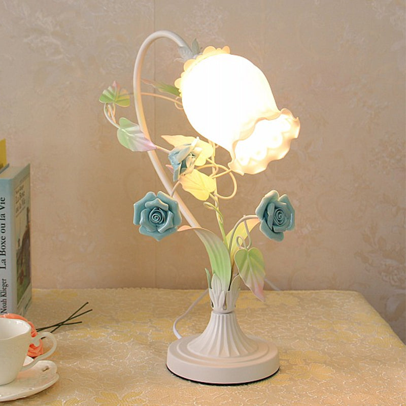 Wellenschliff Opalglas Tischleuchte Romantische Pastoral 1 Kopf Schlafzimmer Nachttischlampe mit Rose in Pink/Blau/Weiß
