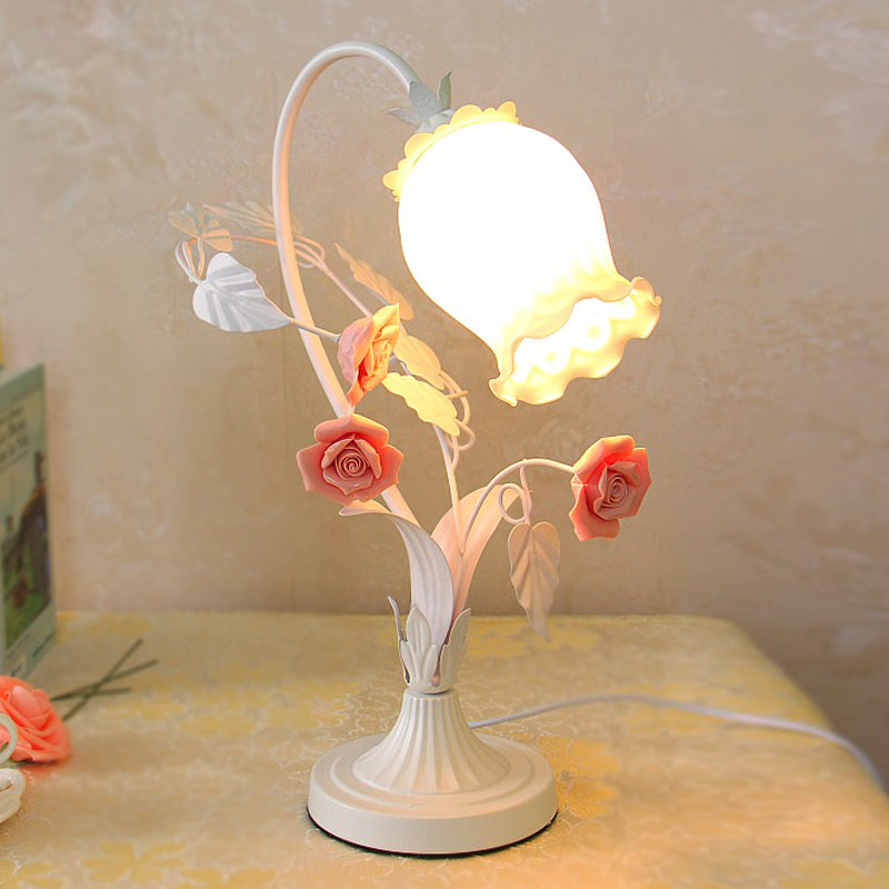 Wellenschliff Opalglas Tischleuchte Romantische Pastoral 1 Kopf Schlafzimmer Nachttischlampe mit Rose in Pink/Blau/Weiß