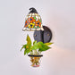 Frendorf | Dome Wandleuchte Tiffany Mehrfarbiges Buntglas 1 Kopf Rot/Orange-Gelb/Blau Wandmontage Licht mit Pflanzendekoration
