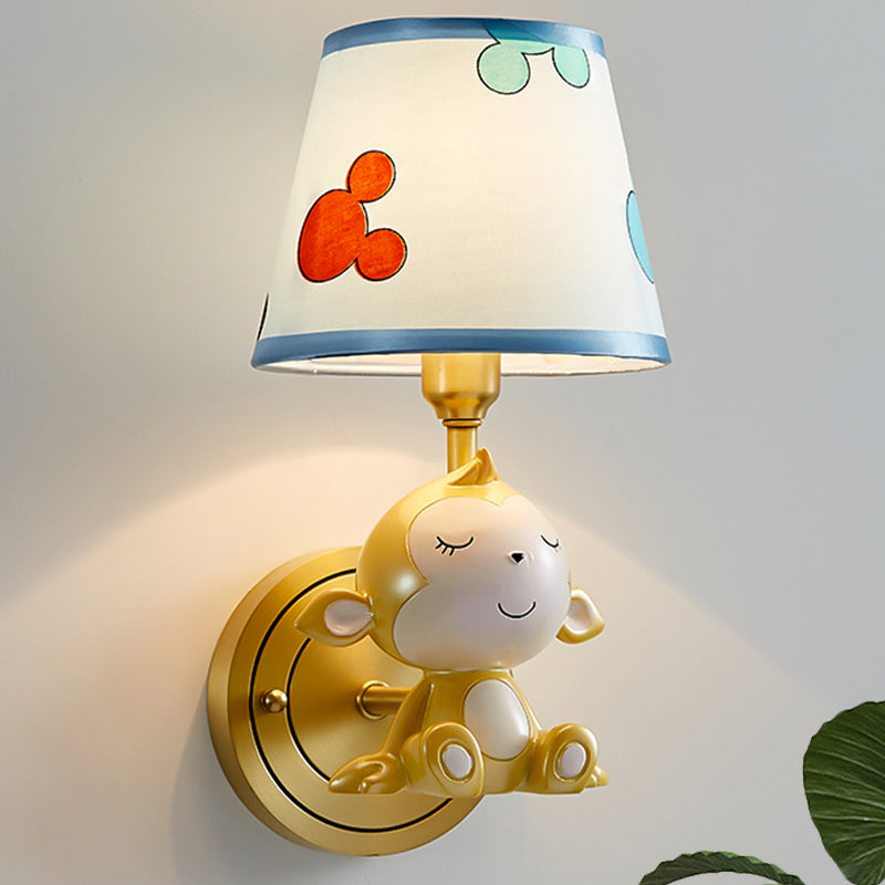 Frendorf | Cartoon Monkey Wandlamp Resin 1 Licht Kind Bedside Wandlicht met Stoffen Kappen in Messing