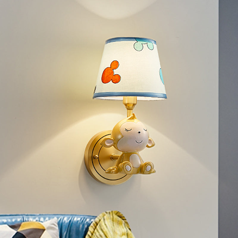 Frendorf | Cartoon Monkey Wandlamp Resin 1 Licht Kind Bedside Wandlicht met Stoffen Kappen in Messing